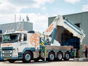 Specialist in machinetransport investeert in compacte zware autolaadkraan op maat 198