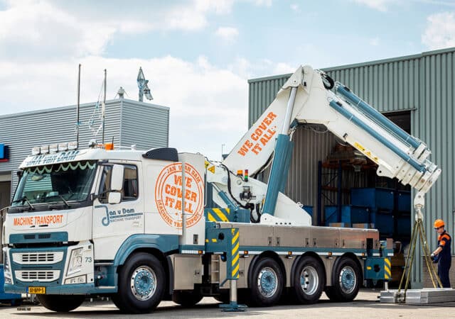 Specialist in machinetransport investeert in compacte zware autolaadkraan op maat 4