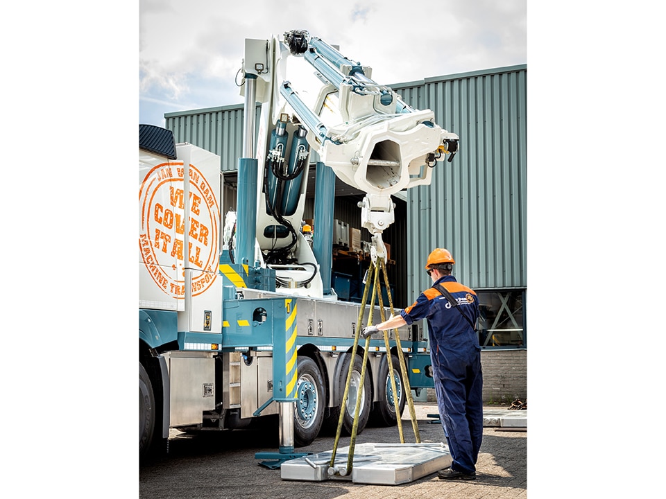 Specialist in machinetransport investeert in compacte zware autolaadkraan op maat 1