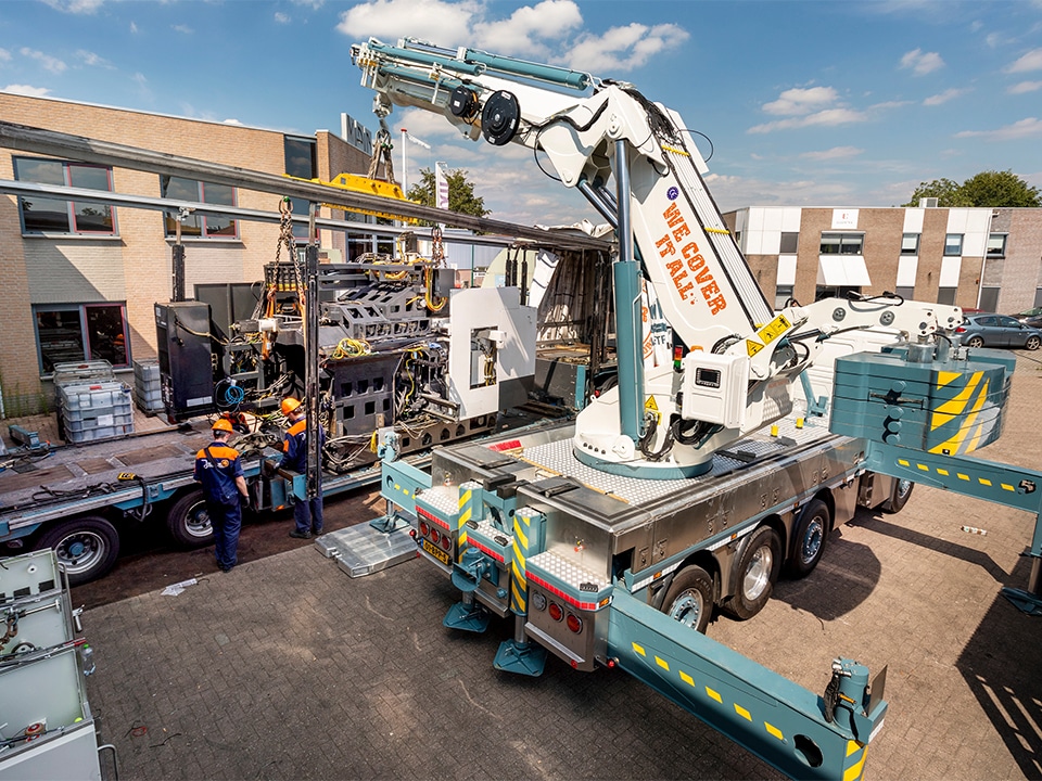 Specialist in machinetransport investeert in compacte zware autolaadkraan op maat 2