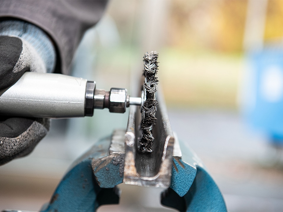 Afbramen. Reinigen. Afwerken. 1