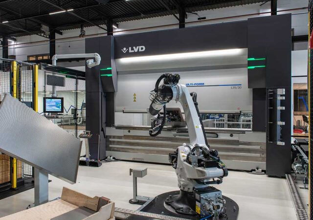 Innovatief gerobotiseerd ­plooisysteem omvat plooibank met automatische gereedschapswissel 4