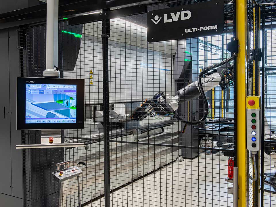 Innovatief gerobotiseerd ­plooisysteem omvat plooibank met automatische gereedschapswissel 1