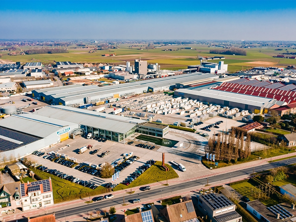 Sterk merk in staalproducten combineert geautomatiseerde ­productielijn met twee plateauliften 2