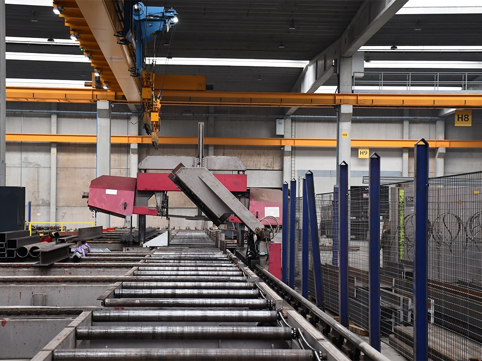 Volautomatische zaagmachine ­feilloos verhuisd 2