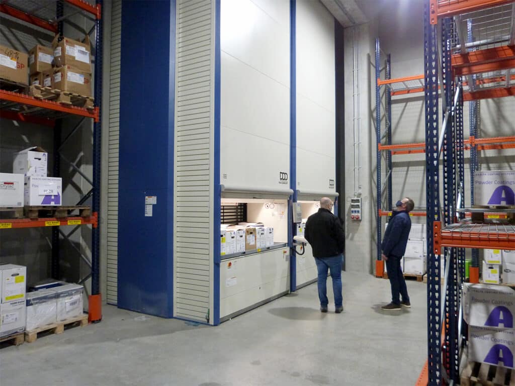 Specialist in terrasoverkappingen ­investeert in plateauliftsystemen voor opslag verfpoeders