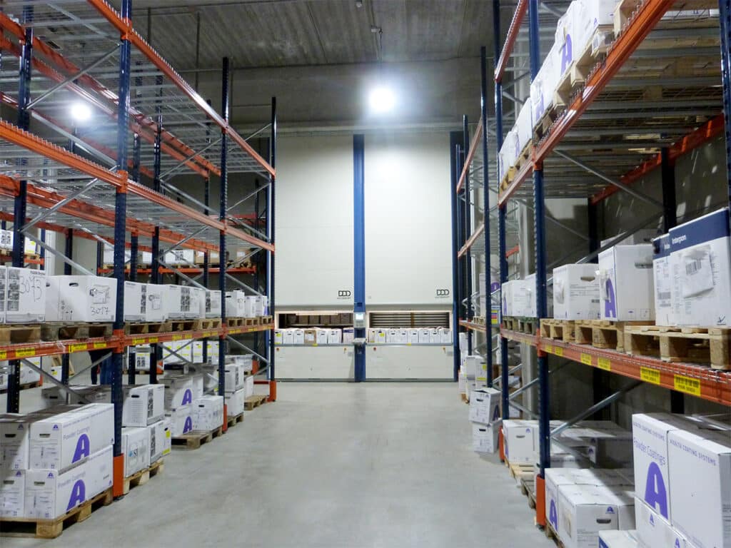 Specialist in terrasoverkappingen ­investeert in plateauliftsystemen voor opslag verfpoeders 2