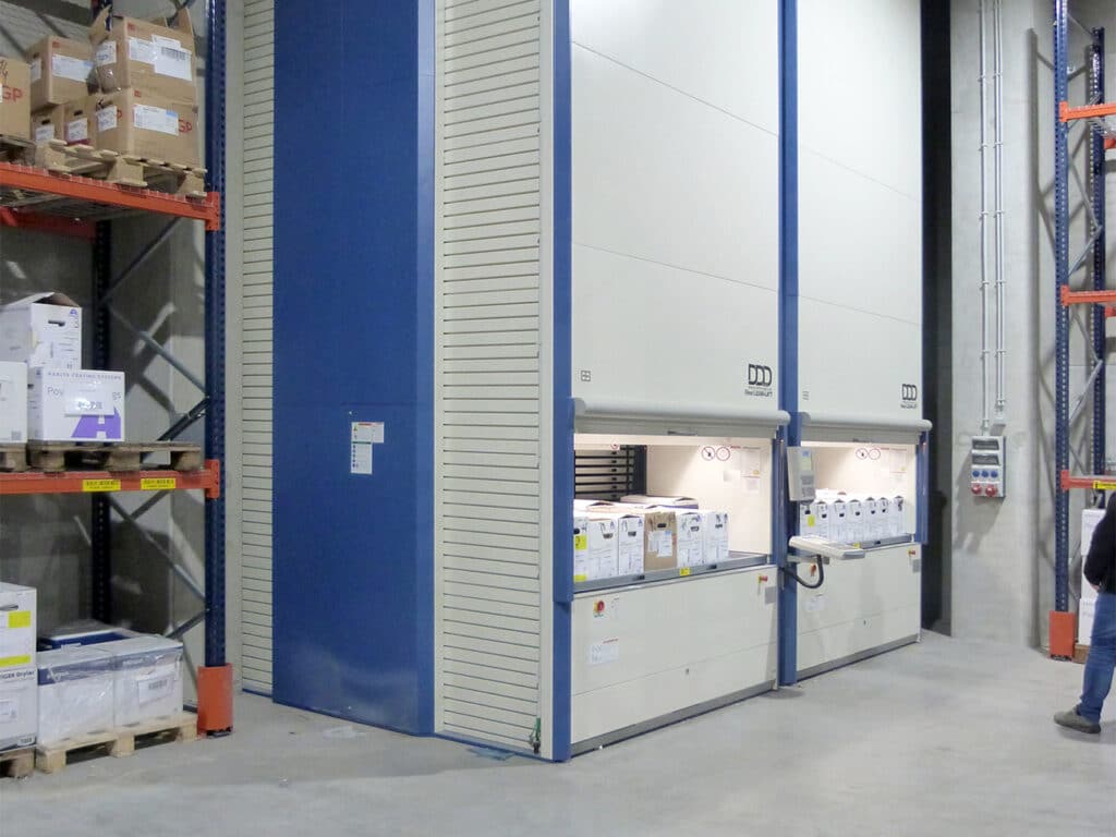 Specialist in terrasoverkappingen ­investeert in plateauliftsystemen voor opslag verfpoeders 1