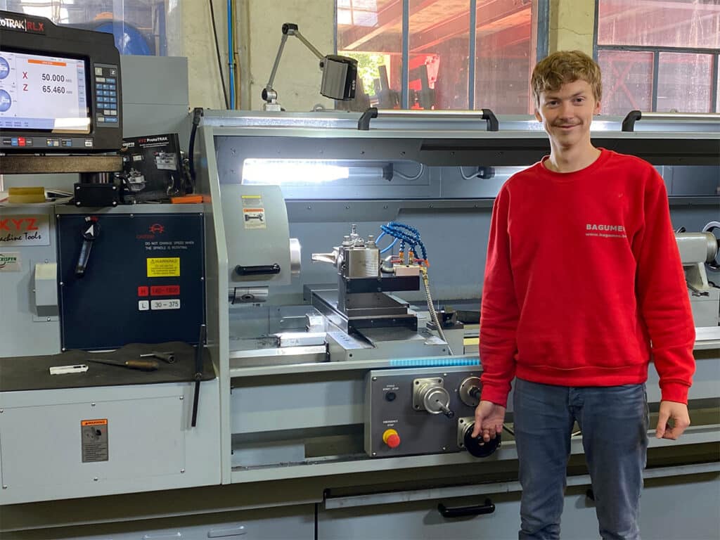 CNC-draaibank en freesmachine ­helpen bij onderhoud van en onderdelenproductie voor straalmachines 2