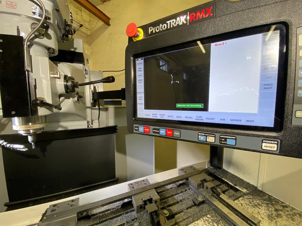 CNC-draaibank en freesmachine ­helpen bij onderhoud van en onderdelenproductie voor straalmachines 3