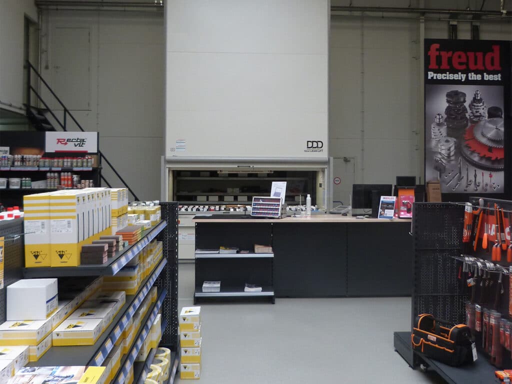 Van een houten kast en ­ongeordende rekken naar een overzichtelijk ­geautomatiseerd magazijn 1