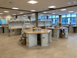 Parel van een nieuwe technische school met dito werkplaatsinrichting 69