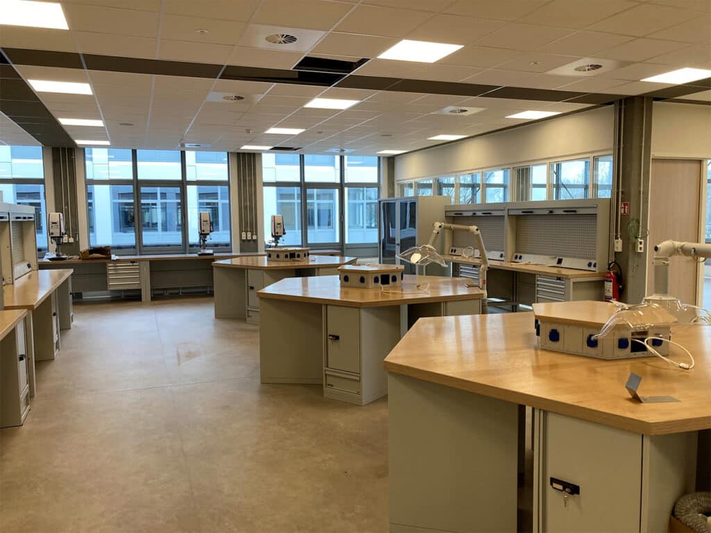Parel van een nieuwe technische school met dito werkplaatsinrichting 1