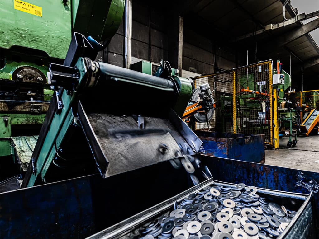 IJzersterk in perswerk en productie van sluitringen 2