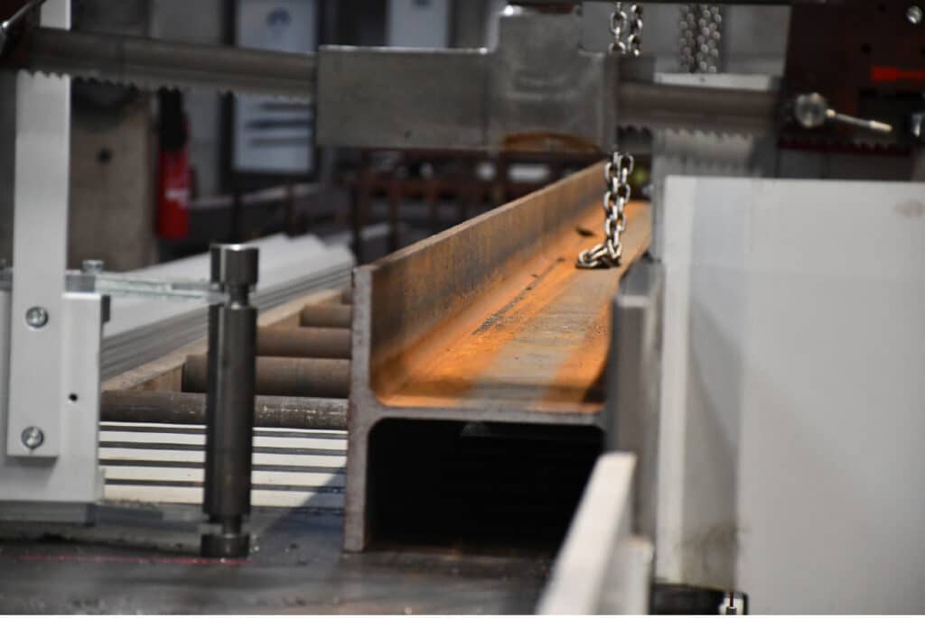 Nieuwe halfautomatische zaagmachine voor staalhandel 1