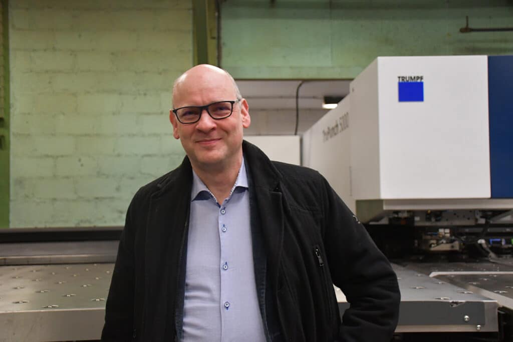 Ponsmachine levert voor elke veiligheidsdeur in staal feilloos de juiste onderdelen