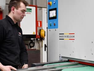 Automatische ontbraammachine helpt korte doorlooptijden waarborgen 97