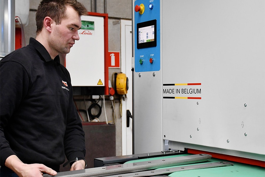 Automatische ontbraammachine helpt korte doorlooptijden waarborgen