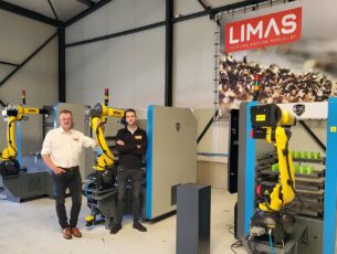 CNC-automatiseringsconcept met industriële robot en programmeringssoftware 73