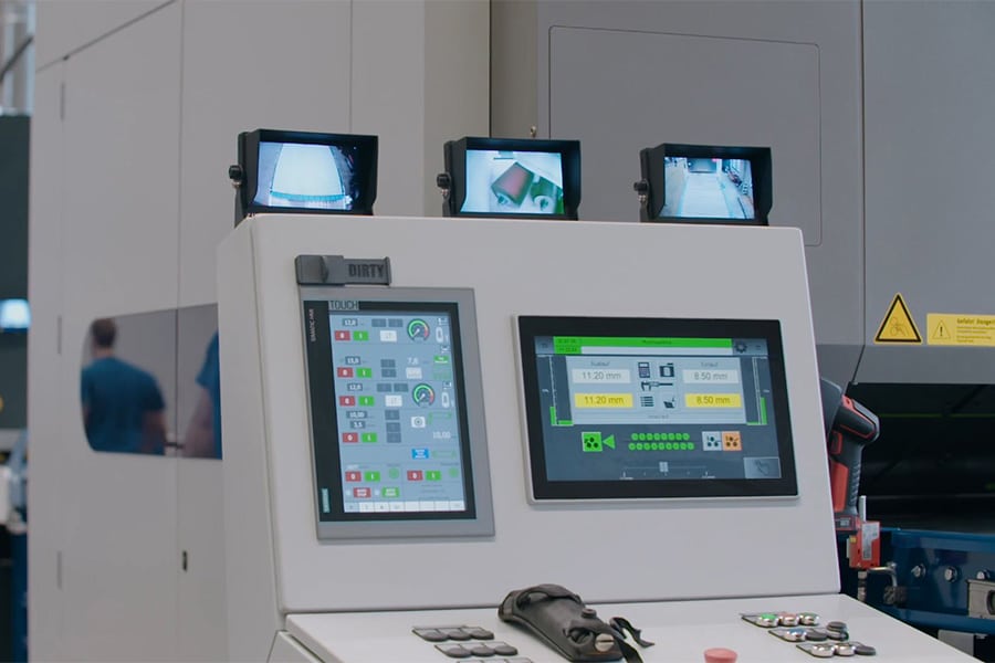 Een ontbraam- en richtmachine in één lijn bij Suer stahltechnik 1
