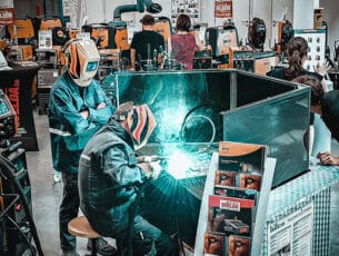 Lastoestellen, metaalbewerkingsmachines en gereedschappen in actie. 28
