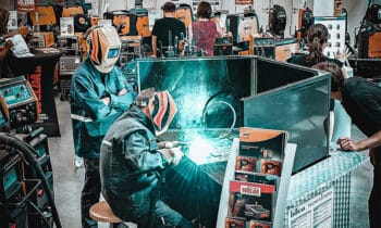 Lastoestellen, metaalbewerkingsmachines en gereedschappen in actie. 11