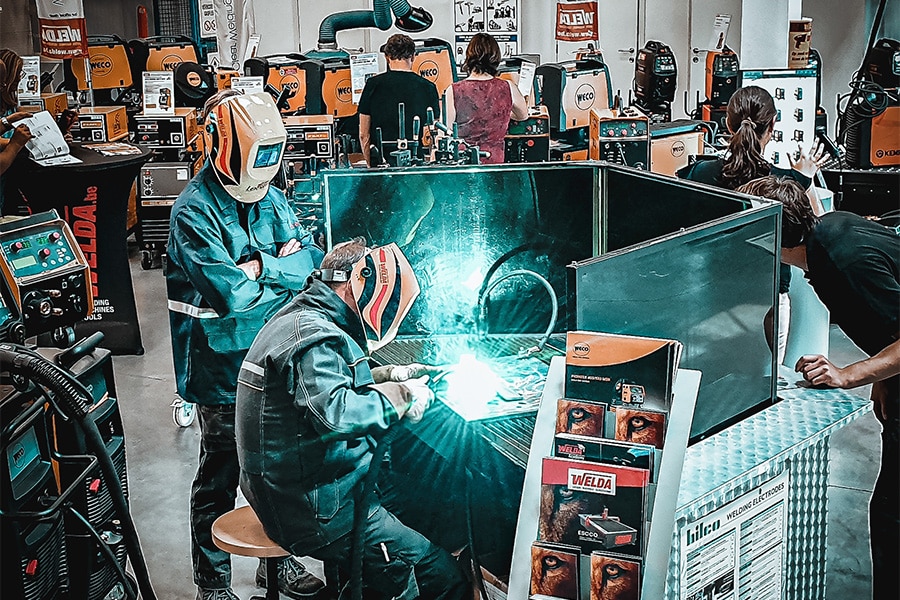 Lastoestellen, metaalbewerkingsmachines en gereedschappen in actie.