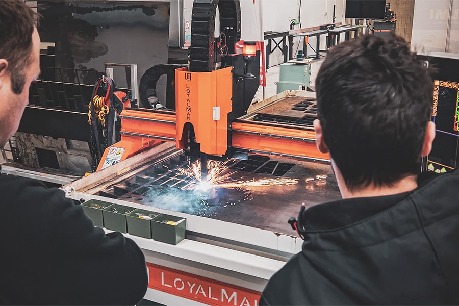 Lastoestellen, metaalbewerkingsmachines en gereedschappen in actie. 2