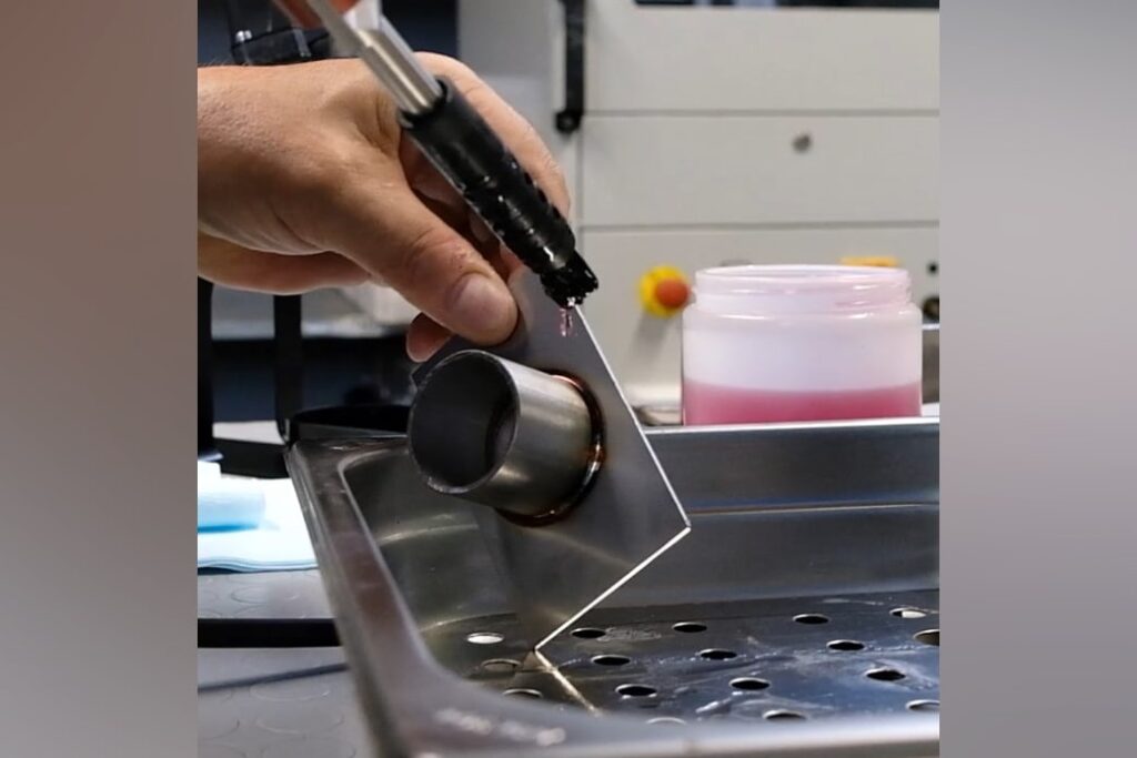 Nitty Gritty heeft een nieuwe lijn beitsmachines ontwikkeld: X-BRUSH 1