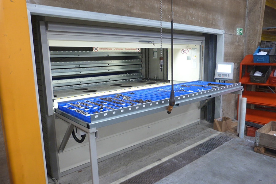 Groot volume aan materialen compact opslaan in een plateauliftsysteem