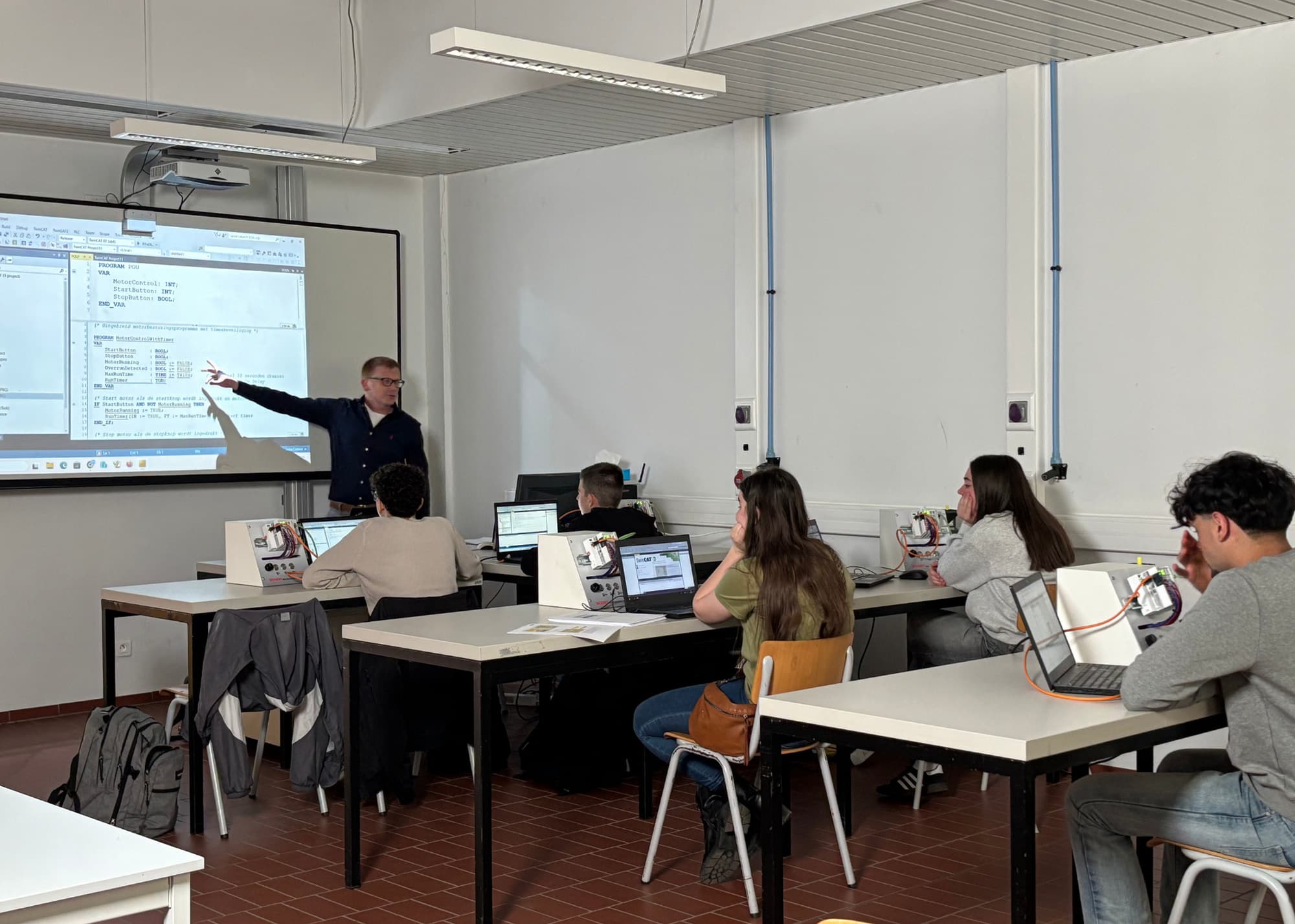 Beckhoff Automation België en Spectrumcollege Beringen leiden samen de technici van morgen op 10