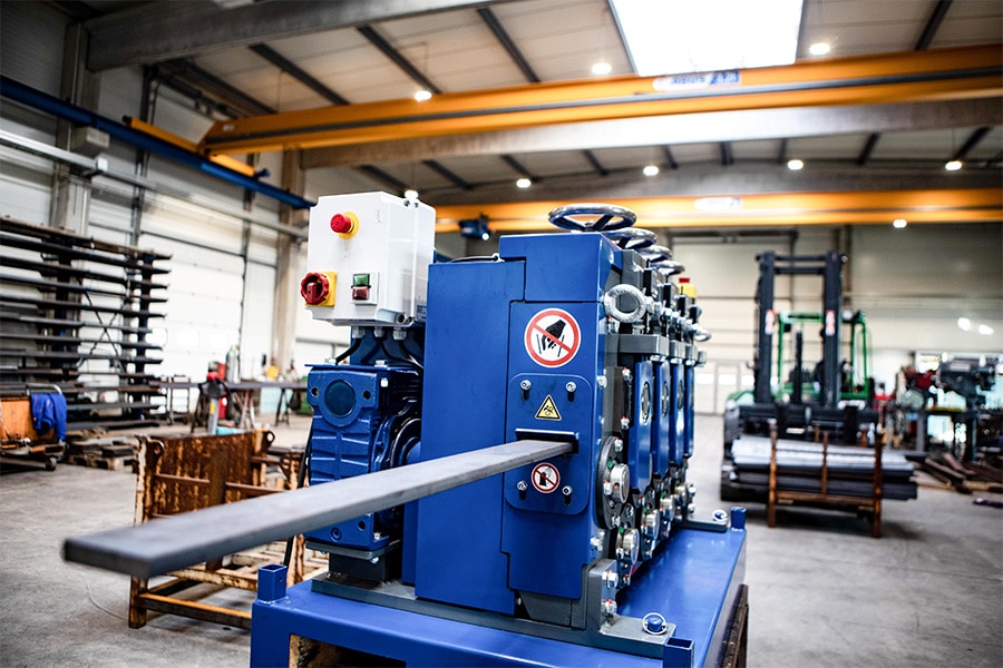 Demonstraties diverse ontbraammachines en richtmachine voor staalstrippen op Metavak 6