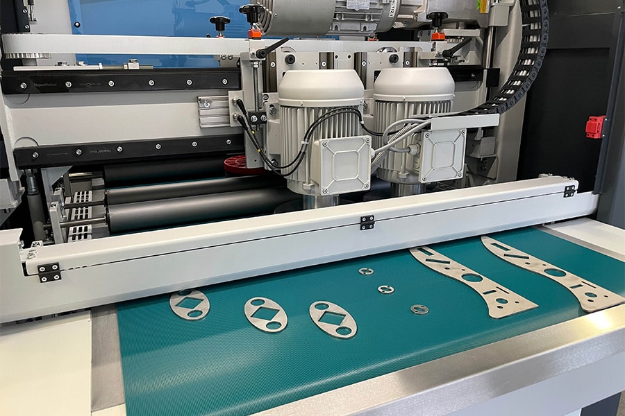 HEVAMI toont ontbraammachines, buizenschuurmachine en richtmachine voor staalstrippen op METAVAK 12