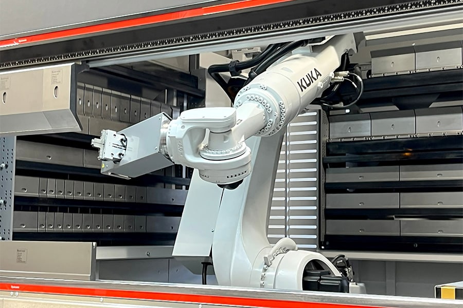 Automatische gereedschapswissel voor afkantpersen ontlast medewerkers 2