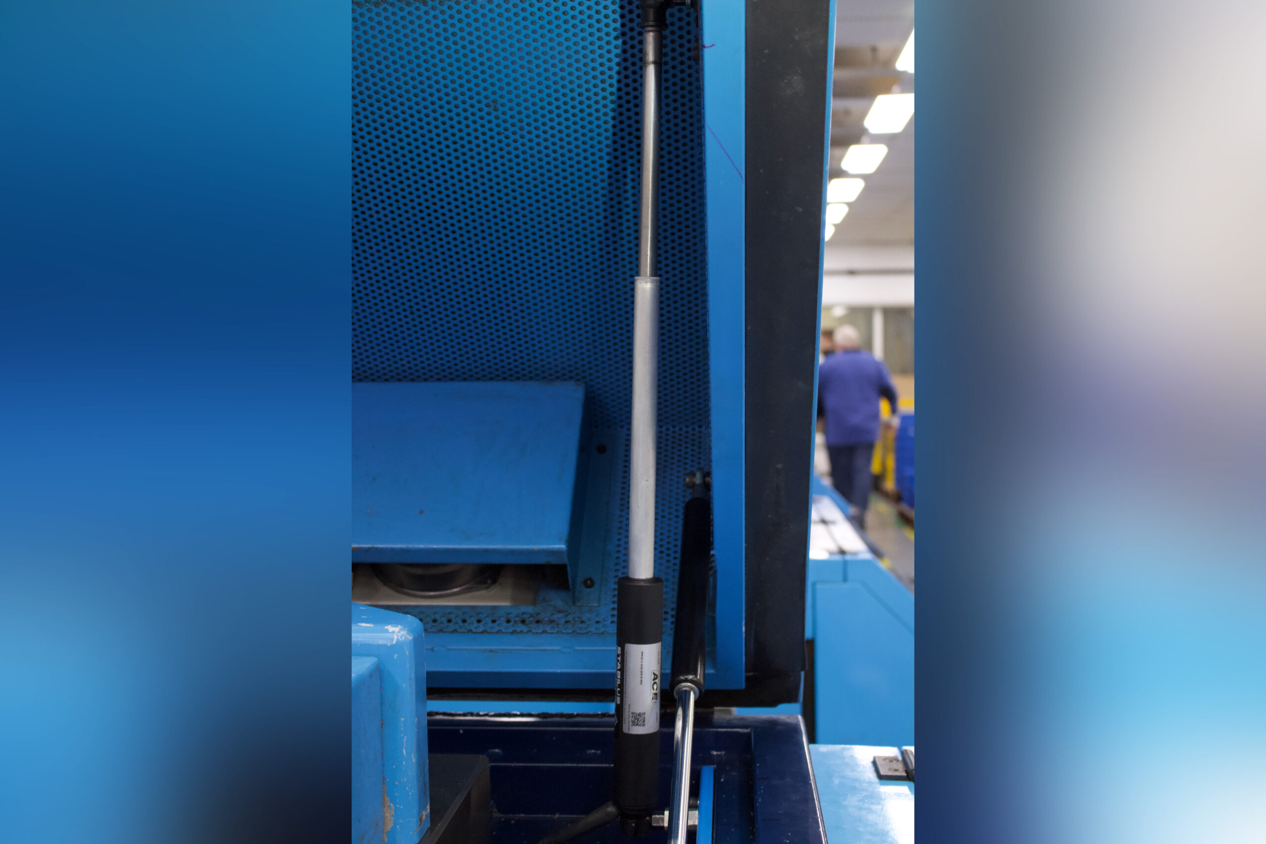 Met één druk op de knop: Ergonomischer en veiliger werken met gereedschapsmachines dankzij gasveren en actuatoren van ACE 5