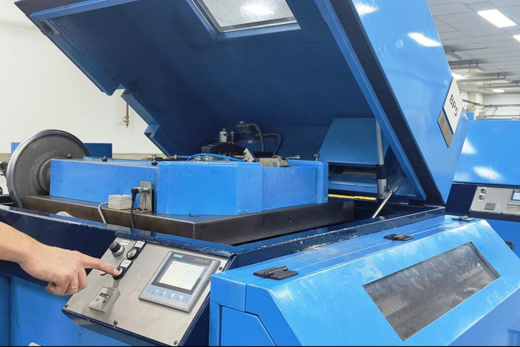 Met één druk op de knop: Ergonomischer en veiliger werken met gereedschapsmachines dankzij gasveren en actuatoren van ACE 4