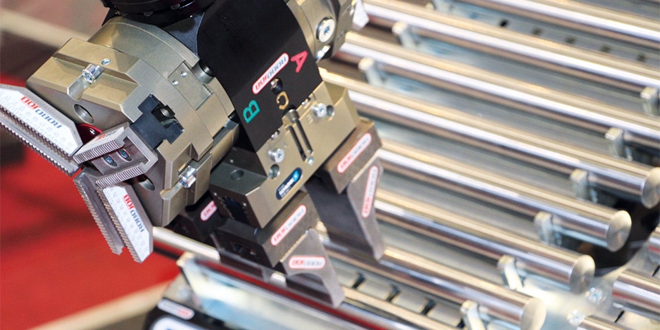 detail-van-grijper-die-as-vastneemt-kopieren