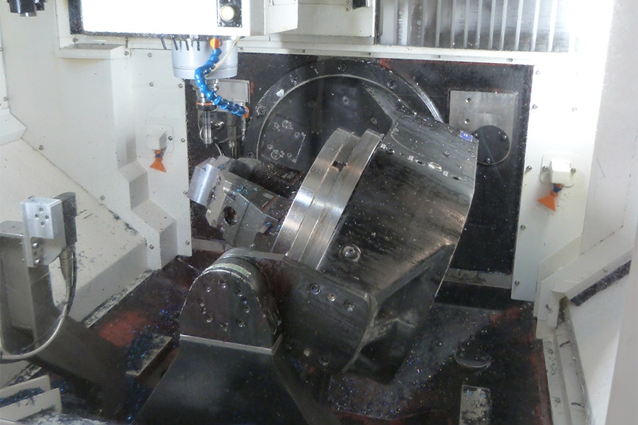 Vijfassige CNC-freesmachine voor de uitvoering van complexere projecten 2